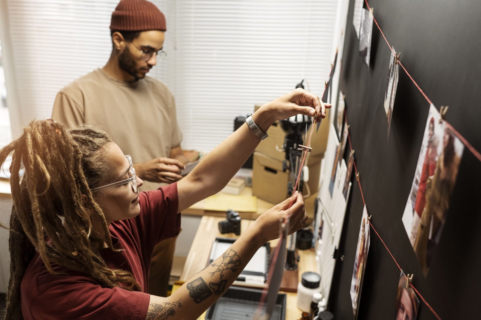 Creadora de contenido organizando imágenes para producción de contenido digital en redes sociales.